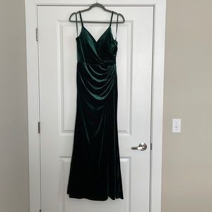 Revelry Rory Velvet Dress
Color: Emerald - 613, Size: 6